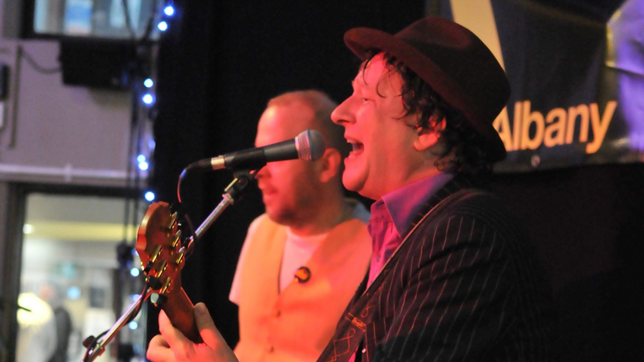 Glenn Tilbrook performing in the Albany café in 2009.