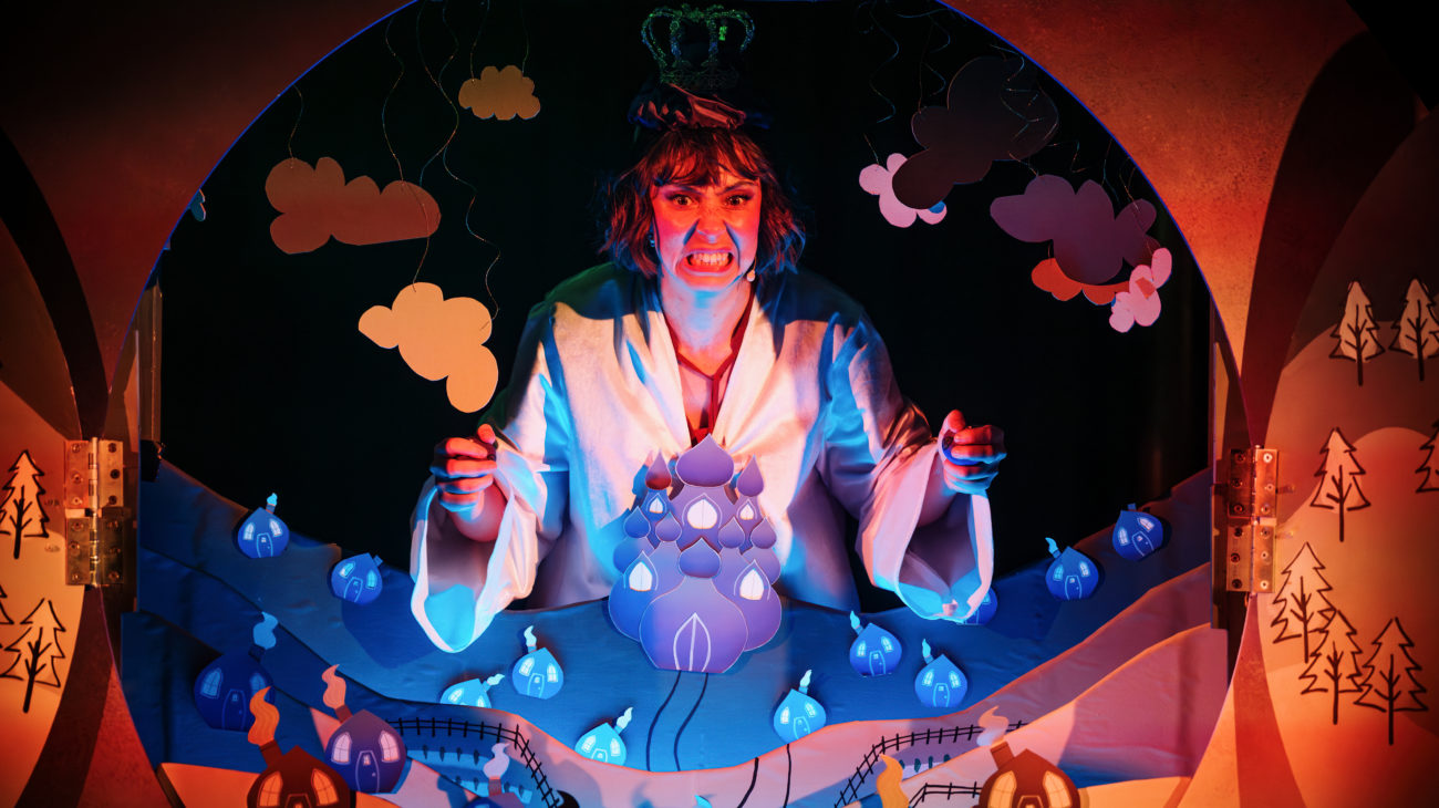 Production photographs: Stephanie Callow as the Queen. Credit Alex Brenner